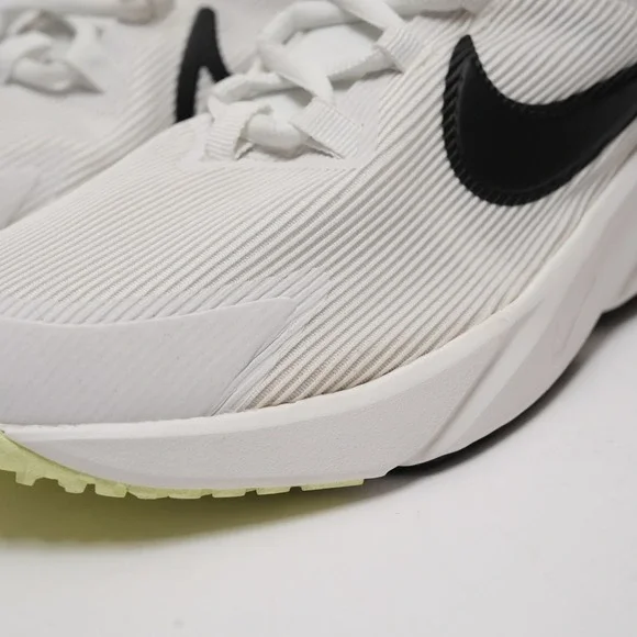 Nike  Running Shoes Boys Size 7 Youth EUR 40 Star Runner 4 White DX7615-102 - Picture 3 of 13